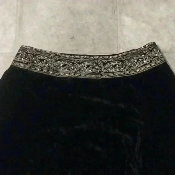 Mlle Gabrielle Black Crushed Velvet Embroidered/ Sequined Waist Side Zip Skirt - Picture 3 of 8